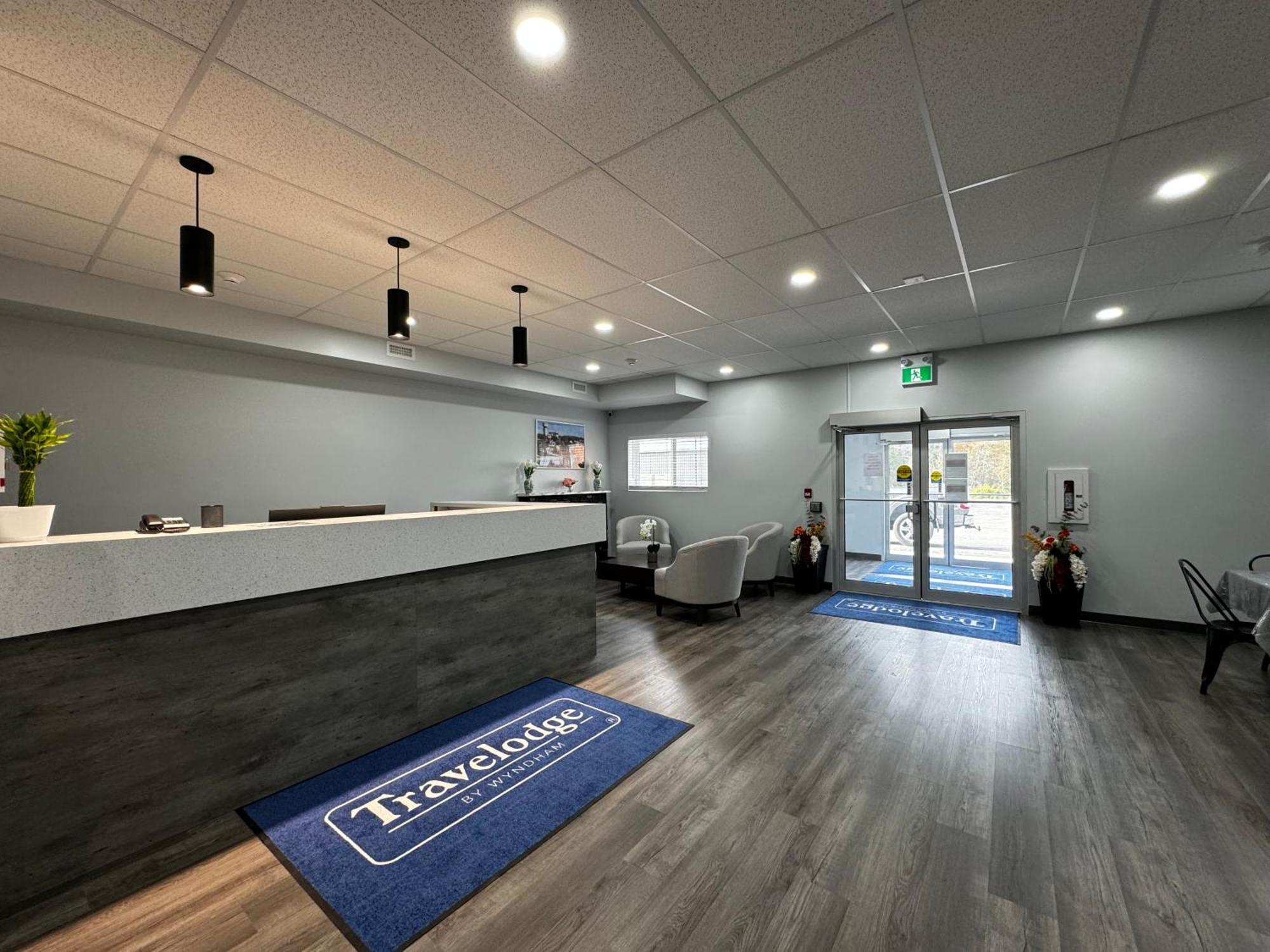 Travelodge By Wyndham Cochrane Eksteriør bilde