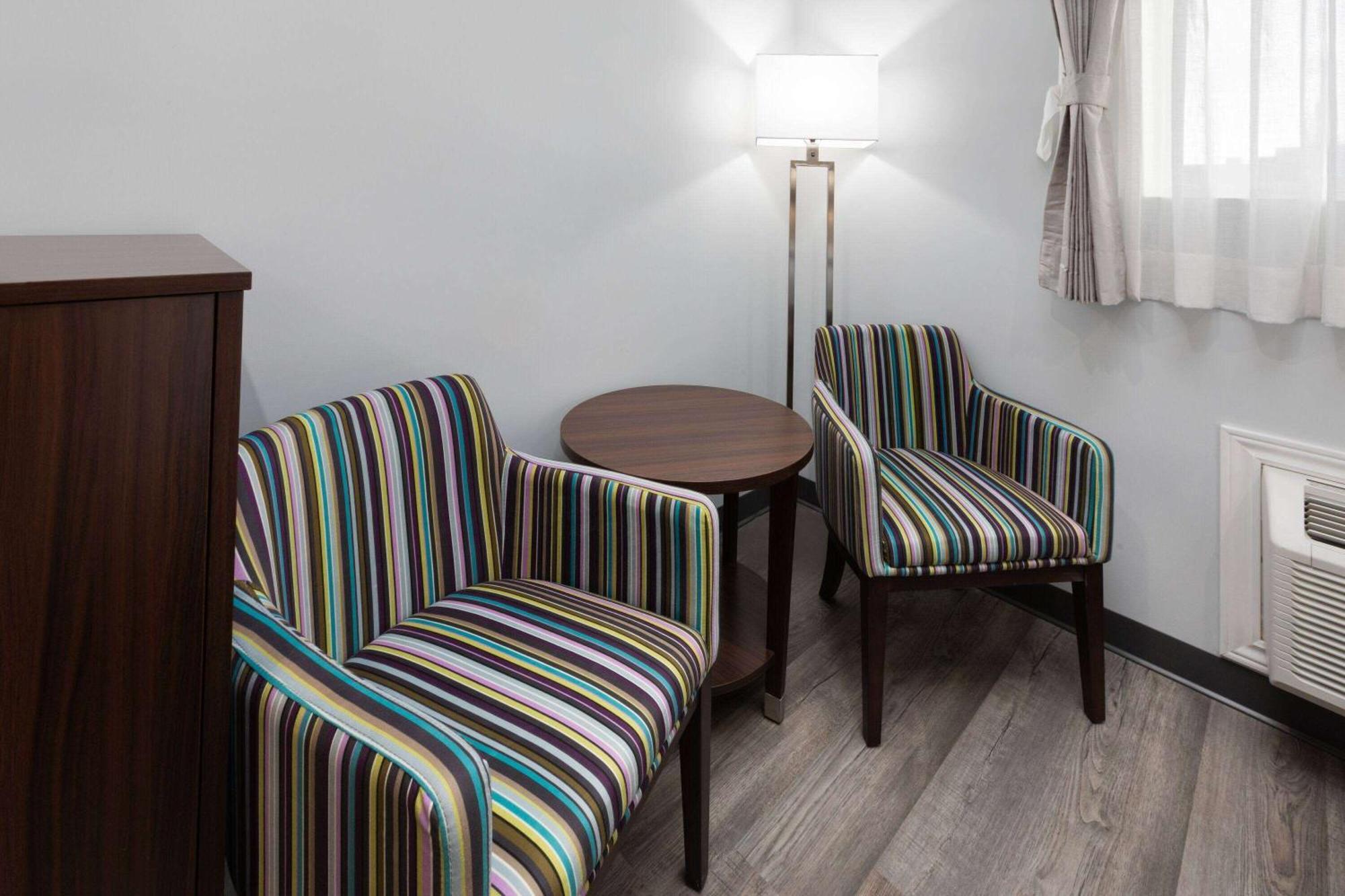 Travelodge By Wyndham Cochrane Eksteriør bilde